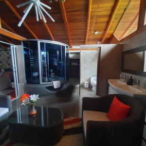 塔巴貝拉的住宿－機場花園酒店，客厅配有沙发和桌子