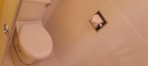 um WC branco numa casa de banho com um rolo de papel higiénico em First World Hotel em Genting Highlands