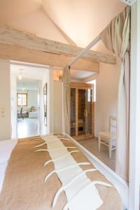 sypialnia z dużym łóżkiem w pokoju w obiekcie WEINLOFTS Weinloft I w mieście Edlitz im Burgenland