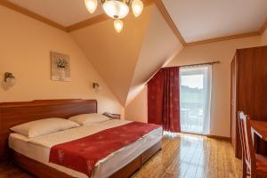 Postel nebo postele na pokoji v ubytování Fried Kastély Hotel Simontornya