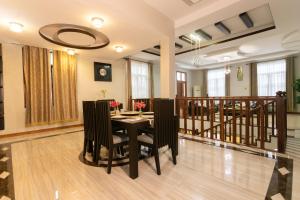 - une salle à manger avec une table et des chaises dans l'établissement Getaway Experience Villa., à Dar es Salaam