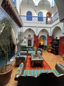 馬拉喀什的住宿－利亞德阿薩蘭酒店，大楼内带沙发和桌子的客厅