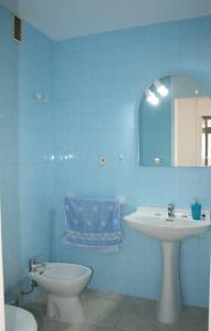 ein blaues Badezimmer mit WC und Waschbecken in der Unterkunft Tahiti Muchavista El Campello flat with sea views in El Campello