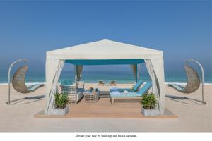杜拜的住宿－Mandarin Oriental Jumeira, Dubai，海滩上凉亭的 ⁇ 染