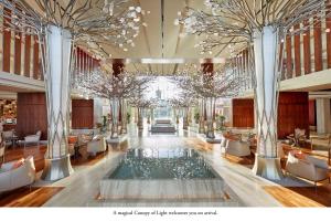uma imagem do átrio de um hotel em Mandarin Oriental Jumeira, Dubai no Dubai