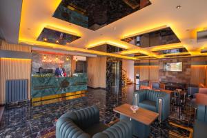 Eine Bar in einem Restaurant mit einem Mann hinter dem Tresen in der Unterkunft Hotel Milano in Rize