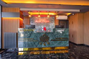 eine Hotellobby mit einem Schild, auf dem „Club Mule“ steht. in der Unterkunft Hotel Milano in Rize + 61 Fotos