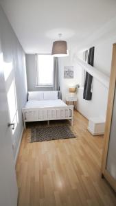 a white bedroom with a bed and a window at Spacious apartment City Centre 5 guests long stay in Manchester