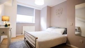 a bedroom with a bed and a window at Spacious apartment City Centre 5 guests long stay in Manchester