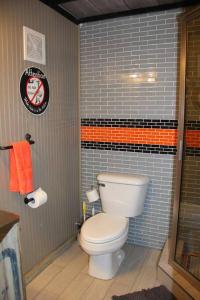 ClydeにあるSeaboard Coast Line 0843 sleep in a caboose on a bison ranchの部屋にある白いトイレ付きのバスルーム +35枚の写真