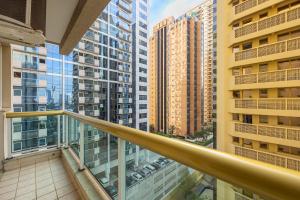 d'un balcon avec vue sur les grands bâtiments. dans l'établissement SEQ - Sequoia Alphaville By Anora Spaces, à Barueri