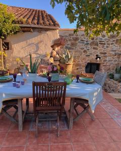 Casa Bohême في Caunes-Minervois: طاولة مع كرسيين و دمية دب على الفناء