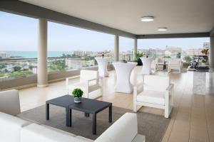 uma sala de estar com cadeiras brancas e uma mesa em Sheraton Puerto Rico Resort & Casino em San Juan
