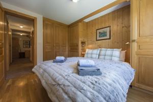 a bedroom with a large bed with towels on it at Apartment Vicomte in Verbier