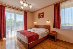 Postel nebo postele na pokoji v ubytování Fried Kastély Hotel Simontornya