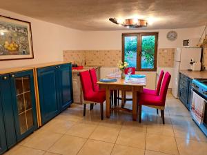 的住宿－Casa Zina，厨房配有木桌和红色椅子