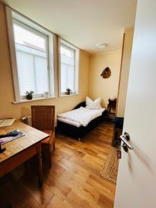 Giường trong phòng chung tại Altes Pfarrhaus Neustädt