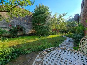 的住宿－Casa Zina，一个带长凳的花园和一个有绳子的院子