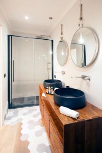 baño con lavabo grande y espejo en 0.8 Guest House, en Porto Ercole