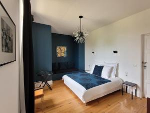 Postel nebo postele na pokoji v ubytování Château Bernon Maison d Hotes - Piscine et SPA + 37 fotografií