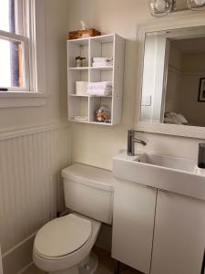 bagno bianco con servizi igienici e lavandino di OH Victoria Hotel - Sand Dune Suite 4B 3BTH a Hampton 
