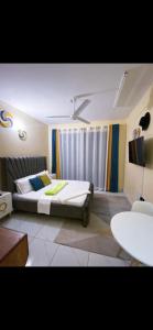 Ένα ή περισσότερα κρεβάτια σε δωμάτιο στο Lakeview 4 bamburi