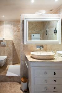 Bilik mandi di Les Chambres de RESEAU LOUISANNE +14 gambar