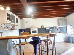 Maison de 4 chambres a Palladuc tesisinde mutfak veya mini mutfak