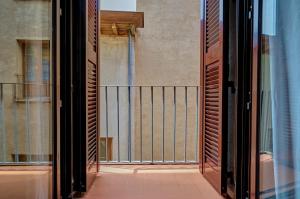 una puerta abierta a un balcón con una puerta en Jarauta 18 by Clabao, en Pamplona