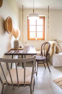 einen Esstisch und Stühle im Wohnzimmer in der Unterkunft WEINLOFTS Weinloft I in Edlitz im Burgenland