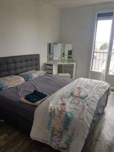 Un dormitorio con una cama con una manta. en Chambre Neuve dans un logement partagé en Allonnes