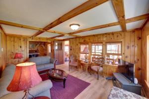 - un salon avec un canapé et une table dans l'établissement Cozy Cottage with 600 of Green Bay Frontage and Dock!, à Oconto