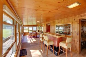 - une cuisine et une salle à manger dans une petite maison dans l'établissement Cozy Cottage with 600 of Green Bay Frontage and Dock!, à Oconto