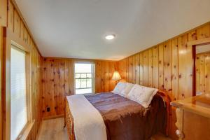 - une chambre avec des murs en bois et un lit dans un dortoir dans l'établissement Cozy Cottage with 600 of Green Bay Frontage and Dock!, à Oconto