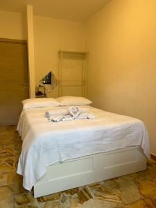 een slaapkamer met een bed met handdoeken erop bij Venere B&B Castelmola in Castelmola