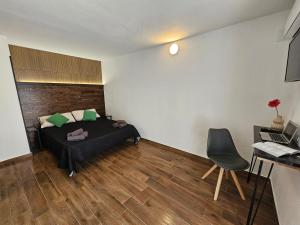 une chambre avec un lit, un bureau et une chaise dans l'établissement TERA Cagliari, à Cagliari