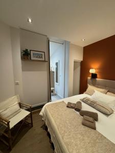 1 dormitorio con 1 cama grande y 1 silla en maison belle rade : l'amarre, en Dunkerque