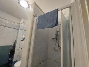 een badkamer met een douche en een blauwe handdoek bij Bilocale centro storico in Pesaro