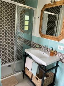 y baño con lavabo y ducha. en Agriturismo Terre Rosse Portofino en Portofino