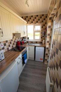Kuchyň nebo kuchyňský kout v ubytování Seaside Cottage Escape in Cromane