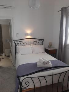 sypialnia z łóżkiem z dwoma ręcznikami w obiekcie Asteri Hotel w mieście Ornos