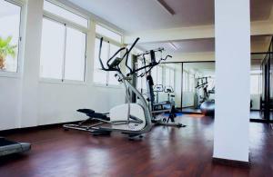 een fitnessruimte met verschillende loopbanden in een kamer bij Hotel Angle Atlas in El Ksiba