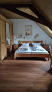 1 dormitorio con 1 cama grande en una habitación en Hotel Lohauser Hof en Düsseldorf