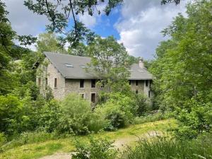 an old stone house in the middle of the forest at Villa du Parc le Lilas in Formiguères