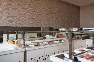 uma cozinha de restaurante com muita comida em exposição em Lato Annex Boutique Rooms em Heraclião