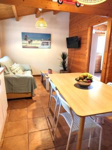 ein Wohnzimmer mit einem Tisch und einer Obstschale darauf in der Unterkunft Kontiki Bungalows El Palmar in El Palmar
