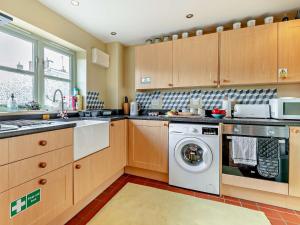 Kuchyňa alebo kuchynka v ubytovaní 2 Bed in Frampton-on-Severn 94228