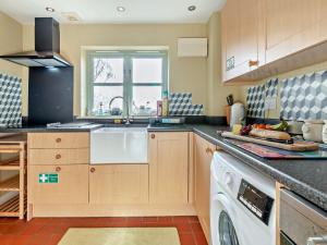 Kuchyňa alebo kuchynka v ubytovaní 2 Bed in Frampton-on-Severn 94228