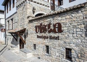 ベラトにあるVista Boutique Hotelの石造りの建物脇の看板