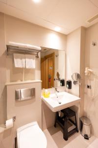 een badkamer met een witte wastafel en een toilet bij Hotel Marítimo Ris con garaje in Noja